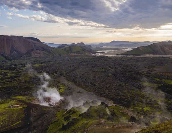 Színes Rhyolit hegyi panoráma sokszínű vulkánnal, geotermikus fumarollal és folyami deltával. Napkelte Landmannalaugar a Fjallabak Természetvédelmi Terület, Felföld Izland — Stock Fotó