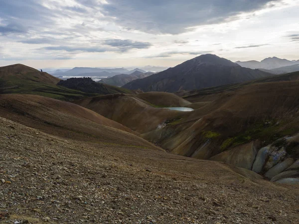 Colorido panorama de la montaña del arco iris Rhyolit con volcanes multicolores. Salida del sol en Landmannalaugar en la Reserva Natural de Fjallabak, Highlands Iceland — Foto de Stock