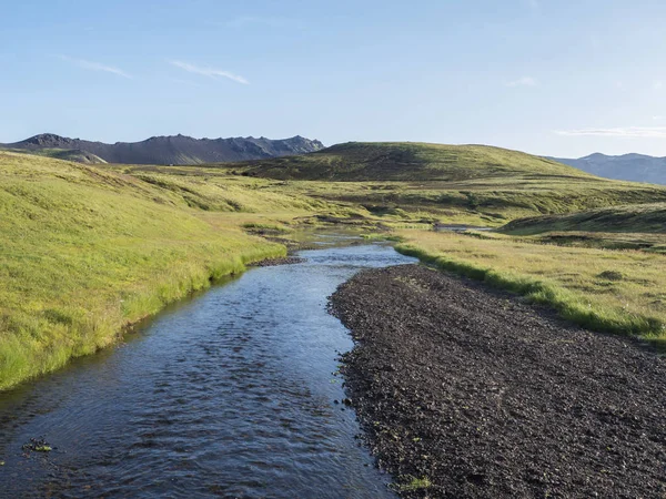 Вулканические шипы, пышная трава и голубая река рядом с кемпингом на озере Альфтаватн. Летний солнечный день, ландшафт природного заповедника Фьяллабак в высокогорье Исландии часть Laugavegur пешеходной тропы . — стоковое фото