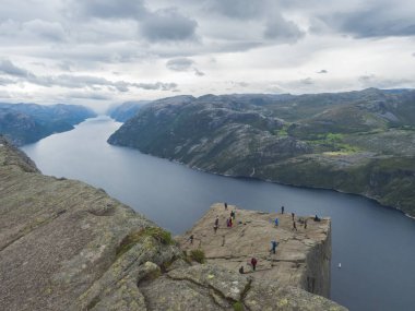 Fiyort Lysefjord, turist ve yürüyüşçüler grubu ile ünlü Norveç bakış açısı nda preikestolen büyük uçurum. Moody sonbahar günü. Doğa ve seyahat arka plan, tatil ve yürüyüş tatil konsepti.
