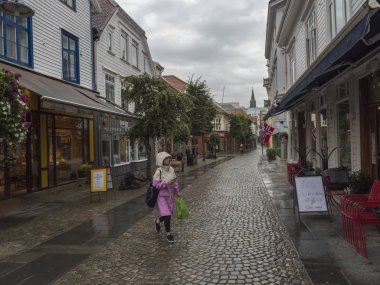 Stavanger, Norveç, 9 Eylül 2019 : Gamle Stavanger'de geleneksel beyaz ahşap evler ile sokak. Gamle Stavanger, Stavanger şehir merkezinin tarihi bir bölgesidir. Yağmurlu karamsar bir gün. Seyahat ve