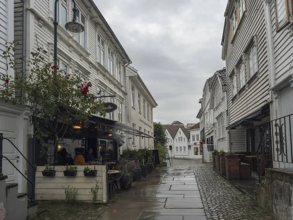 STAVANGER, NORVÈGE, 9 SEPTEMBRE 2019 : rue avec maisons traditionnelles en bois blanc à Gamle Stavanger. Gamle Stavanger est un quartier historique du centre-ville de Stavanger. Jour de pluie lunatique. Voyages et — Photo