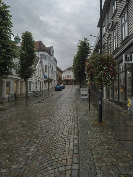 STAVANGER, NORVÈGE, 9 SEPTEMBRE 2019 : rue avec maisons traditionnelles en bois blanc à Gamle Stavanger. Gamle Stavanger est un quartier historique du centre-ville de Stavanger. Jour de pluie lunatique. Voyages et — Photo