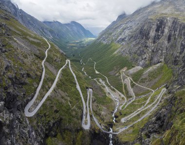 Trollstigen veya Trolls Yolu Trollstigveien ünlü serpantin dağ yolu panorama ulusal doğal rota Geiranger Trollstigen Daha og Romsdal ilçe Norveç'te geçmek.