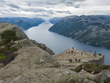 Fiyort Lysefjord, turist ve yürüyüşçüler grubu ile ünlü Norveç bakış açısı nda preikestolen büyük uçurum. Moody sonbahar günü. Doğa ve seyahat arka plan, tatil ve yürüyüş tatil konsepti.