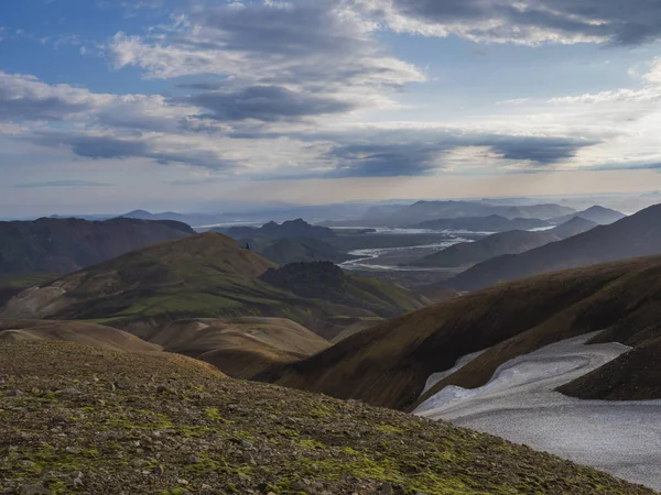 Färgglada Rhyolit Mountain Panorma med mångfärgade vulkan i Landmannalaugar område i Fjallabak naturreservat i Highlands region Island — Stockfoto