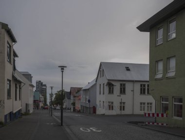 İzlanda, Reykjavik, 30 Temmuz 2019: Reykjavik şehir merkezindeki boş ana cadde. Sabah erken, kasvetli gökyüzü.