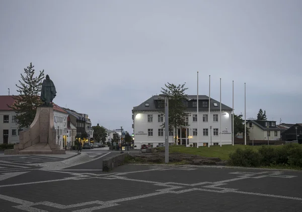 Islandia, Reykjavik, 30 de julio de 2019: Plaza principal en el centro de la ciudad de Reykjavik con el hotel Leifur Eiriksson y la estatua momument. Temprano en la mañana, cielo mooody . — Foto de Stock