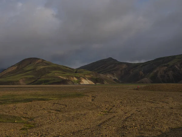 Hermoso panorama de coloridas montañas volcánicas en la zona del campamento Landmannalaugar de la Reserva Natural Fjallabak en la región de las Tierras Altas de Islandia — Foto de Stock
