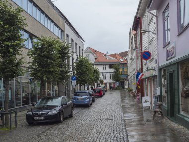 Stavanger, Norveç, 9 Eylül 2019: Gamle Stavanger 'da geleneksel ahşap evleri olan sokak. Gamle Stavanger, Stavanger şehir merkezinin tarihi bir bölgesidir. Yağmurlu bir gün. Seyahat ve