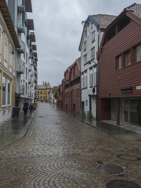 STAVANGER, NORVEGIA, 9 SETTEMBRE 2019: strada con case tradizionali in legno bianco a Gamle Stavanger. Gamle Stavanger è una zona storica del centro della città di Stavanger. Giornata di pioggia lunatica. Viaggio e — Foto Stock