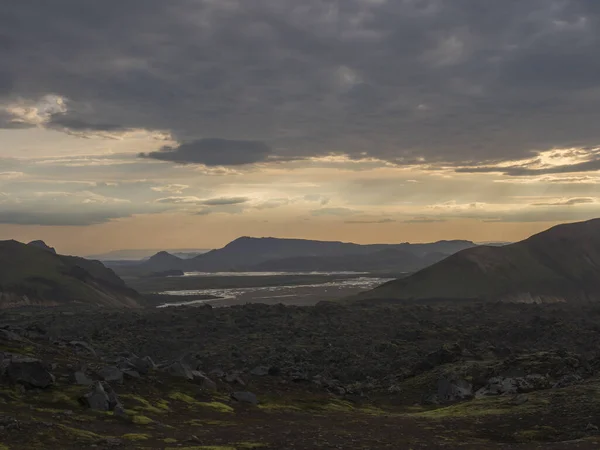 Krajobraz pola lawy w Landmannalaugar z deltą rzeki i górami Rhyolit o wschodzie słońca w rezerwacie przyrody Fjallabak, Highlands Islandia — Zdjęcie stockowe