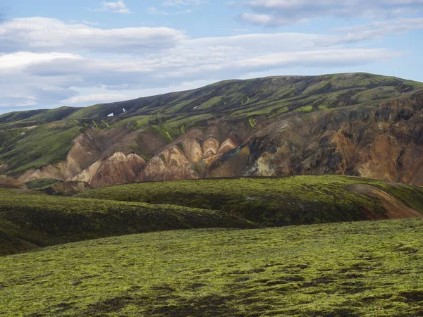 Pradera verde con colorido panorama de montaña Rhyolit con volcanes multicolores en la zona de Landmannalaugar de la Reserva Natural de Fjallabak en la región de las Highlands de Islandia — Foto de Stock