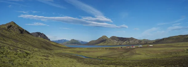 Paisaje panorámico con cabañas de montaña en el camping en el lago azul Alftavatn con río, colinas verdes y glaciares en el hermoso paisaje de la Reserva Natural de Fjallabak en las Tierras Altas de Islandia —  Fotos de Stock