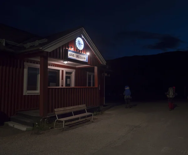 Abisko, Norrbotten, Suède, 22 août 2019 : gare touristique Abisko en Laponie. Vue de nuit avec deux randonneurs avec sac à dos allant au camping — Photo