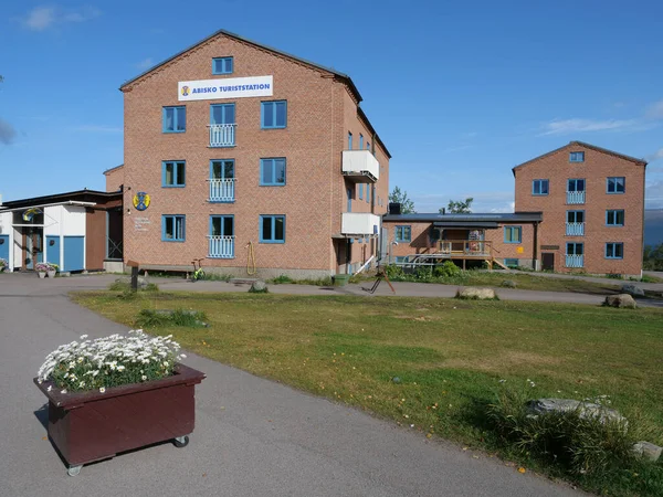 Abisko, Norrbotten, Suecia, 23 de agosto de 2019: Abisko tourist station mountain hotel building in Sweden Lapland. Comience od famoso Kungsleden trek. Día soleado de verano, cielo azul —  Fotos de Stock