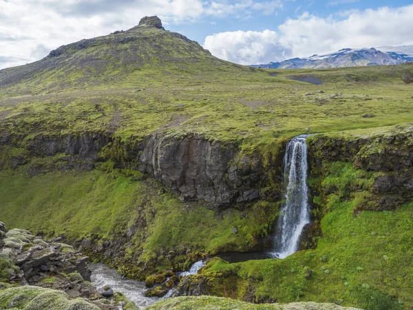 Beautifull vízesés a Skoga folyón nem emberek a híres Fimmvorduhals nyomvonal második része Laugavegur Trek. Nyári táj egy napsütéses napon. Csodálatos a természetben. August 2019, Dél-Izland — Stock Fotó