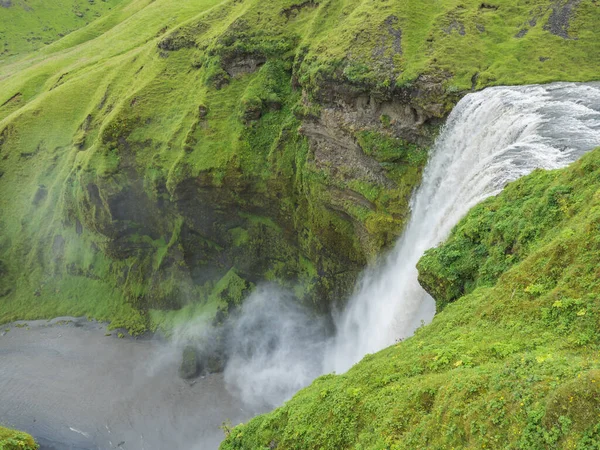 Piękny wodospad Skogafoss na rzece Skoga oglądany z góry. Letni krajobraz w słoneczny dzień. Niesamowita przyroda. Sierpień 2019, Południowa Islandia — Zdjęcie stockowe