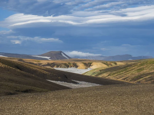 İzlanda Highlands bölgesinde Fjallabak Doğa RezervLandmannalaugar alanda kar fiields ve çok renkli volkanlar ile Renkli Rhyolit dağ panorma — Stok fotoğraf