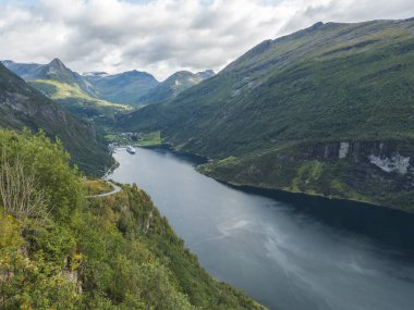 Dünyanın en güzel fiyortlarından biri olan Sunnmore bölgesindeki Geirangerfjord 'a Unesco Dünya Mirası' na dahil olan Norveç 'in en büyük kritik gemisiyle bakın. Ornesvingen Kartal Yolu 'ndan Görünüm