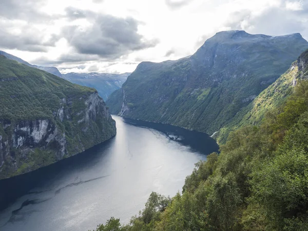 Blick auf den Geirangerfjord in der Region Sunnmore, Norwegen, einer der schönsten Fjorde der Welt, der zum UNESCO-Weltnaturerbe gehört. Blick vom Aussichtspunkt Adlerstraße, Frühherbst — Stockfoto