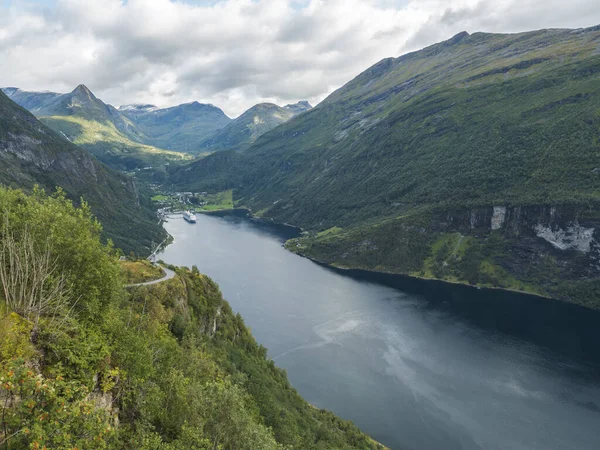 Άποψη για Geirangerfjord με μεγάλο πλοίο criuse στην περιοχή Sunnmore, Νορβηγία, ένα από τα πιο όμορφα φιόρδ στον κόσμο, που περιλαμβάνονται στην Παγκόσμια Κληρονομιά Unesco. Άποψη από την άποψη του δρόμου Ornesvingen αετός — Φωτογραφία Αρχείου