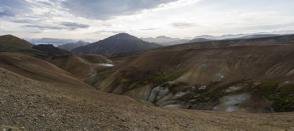 Colorido panorama de la montaña Rhyolit con volcanes multicolores y fumarola geotérmica, lago y delta del río. Salida del sol en Landmannalaugar en la Reserva Natural de Fjallabak, Highlands Iceland — Foto de Stock