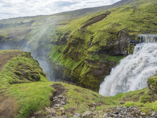 라우가베구르 트레킹의 두 번째 부분인 핌보르두할스 트레일에서 사람이 없는 스코가 강의 아름다운 폭포. 화창한 날에 여름 풍경입니다. 자연에서 놀라운. 2019년 8월, 아이슬란드 남부 — 스톡 사진