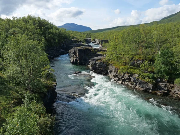 Lapland natuurlandschap. Abisko blauwe rivier canyon gesneden in de kalksteen en graniet door gletsjer water. Abisko National Park, Lapland, Noord-Zweden dicht bij Abisko Fjallstation aan het begin van — Stockfoto