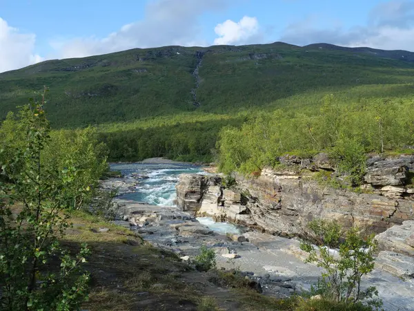 Paisaje natural de Laponia. Cañón azul del río Abisko tallado en piedra caliza y granito por el agua glacial. Parque Nacional Abisko, Laponia, norte de Suecia, cerca de la estación de Abisko Fjallstation al comienzo de — Foto de Stock