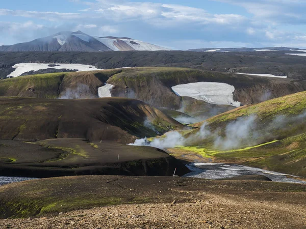 Landmannalaugar colorido Rhyolit montanhas com vapor de fonte termal na famosa caminhada Laugavegur. Reserva Natural Fjallabak nas Terras Altas da Islândia, céu azul de verão . — Fotografia de Stock