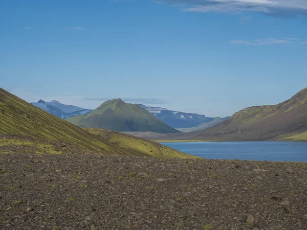 Hermoso paisaje de lago azul Alftavatn con montañas cubiertas de nieve y verdes colinas y fondo azul cielo. Paisaje de verano de la Reserva Natural de Fjallabak en las Tierras Altas de Islandia. Copiar espacio —  Fotos de Stock