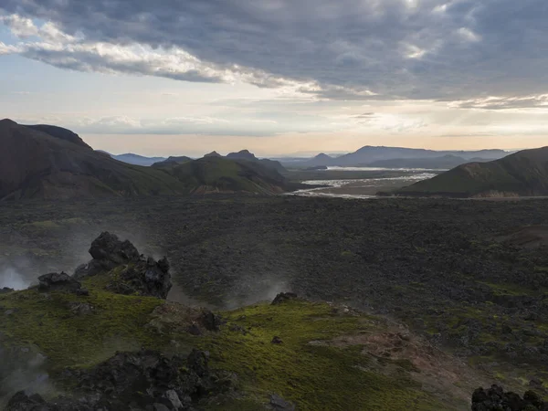 Krajobraz pola lawy w Landmannalaugar z geotermalną fumarolą, deltą rzeki i górą Rhyolit o wschodzie słońca w rezerwacie przyrody Fjallabak, Highlands Islandia — Zdjęcie stockowe