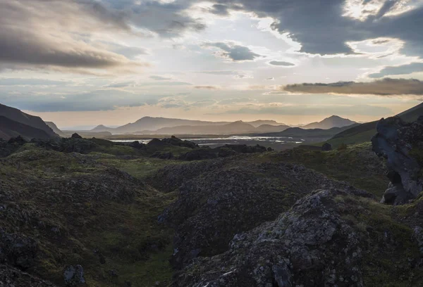 Krajobraz pola lawy w Landmannalaugar z deltą rzeki i górami Rhyolit o wschodzie słońca w rezerwacie przyrody Fjallabak, Highlands Islandia — Zdjęcie stockowe