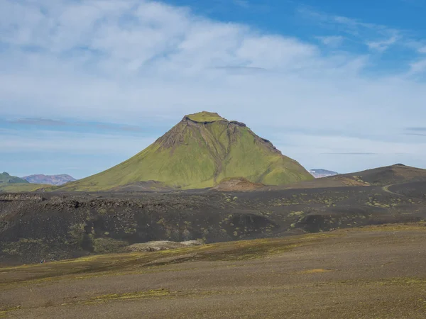 从Laugavegur小径可以看到靠近Emstrur营地的火山景观中的绿帽瀑布山。 冰岛高地Fjallabak自然保护区面积。 夏日，蓝天，复制空间. — 图库照片