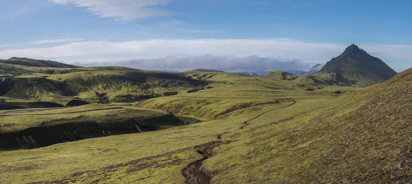 Панорамний вулканічний ландшафт зеленої гори Сторасула з пишним мохом, стежкою і синьою річковою водою між Емструр і Альфтаватном табори на Логавегур в районі природи Фелабак — стокове фото