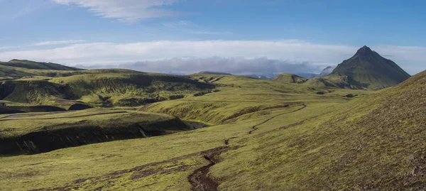 在Fjallabak自然区Laugavegur旅行的Emstrur和Alftavatn营地之间，有着茂密苔藓、人行道和蓝色溪水的绿色Storasula山的全景火山景观 — 图库照片