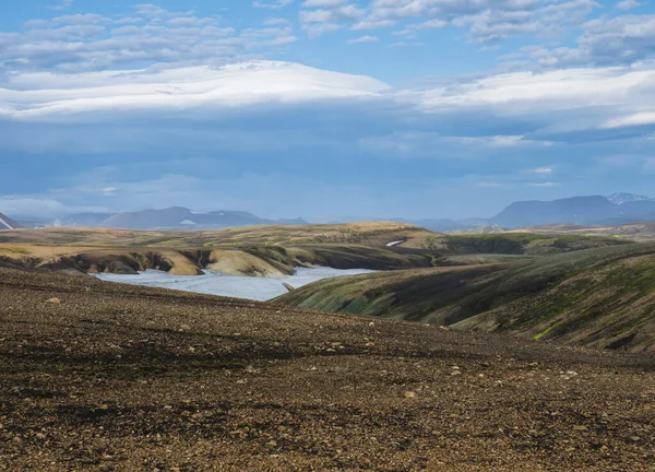 Colorido panorama de montaña Rhyolit con campos de nieve y volcanes multicolores en la zona de Landmannalaugar de la Reserva Natural de Fjallabak en la región de las Tierras Altas de Islandia — Foto de Stock