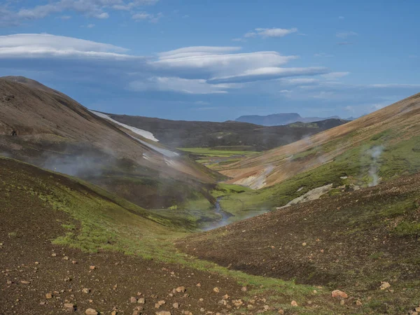 Landmannalaugar coloridas montañas Rhyolit con vapor de aguas termales en la famosa caminata Laugavegur. Reserva Natural de Fjallabak en las Highlands de Islandia, cielo azul de verano . — Foto de Stock