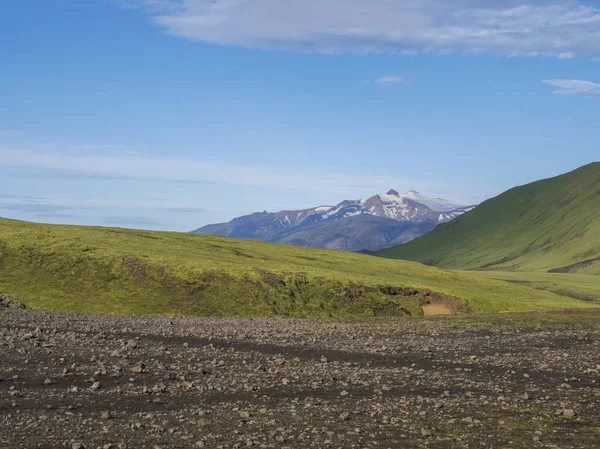 Paisaje volcánico con montañas nevadas de macizo glaciar Tindfjallajokull, colinas verdes y tierra de grava de lava cubierta de musgo exuberante. Reserva Natural de Fjallabak en las Tierras Altas de Islandia — Foto de Stock