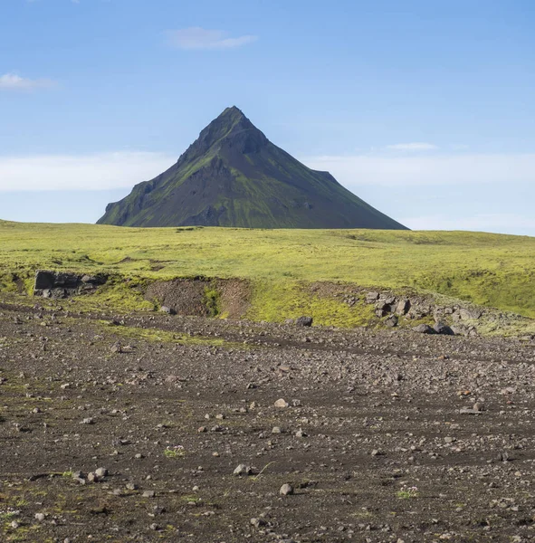 緑豊かな苔で覆われた緑のStorasula山、丘や溶岩砂利の地面と火山の風景。アイスランドの高地にあるFjallabak自然保護区 — ストック写真