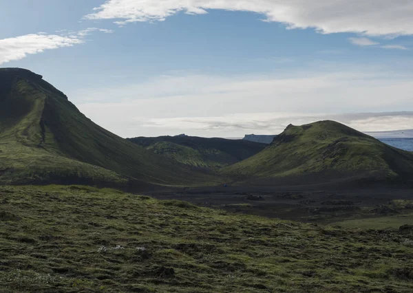 Ηφαίστειο με μπλε δοχείο, παγετώνα Tindfjallajokull, πράσινους λόφους και χώμα από χαλίκι λάβας που καλύπτεται από γρασίδι και βρύα. Fjallabak Nature Reserve, Ισλανδία — Φωτογραφία Αρχείου