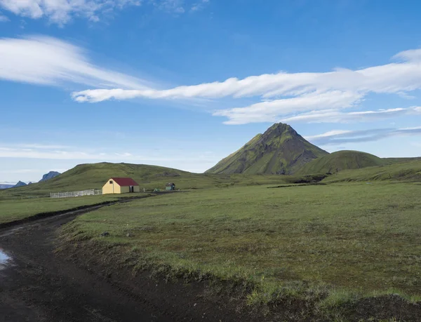Oude boerderijen in de buurt van de Hvanngil camping met groene storasula montain onlaugavegur wandelpad, Hooglanden van IJsland — Stockfoto