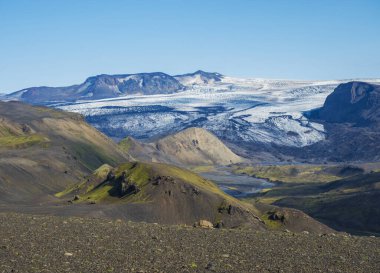 Göz jafjallajokull buzulu dili, Markarfljot nehri ve yeşil tepeli İzlanda manzarası. Fjallabak Doğa Koruma Alanı, İzlanda. Yaz masmavi gökyüzü