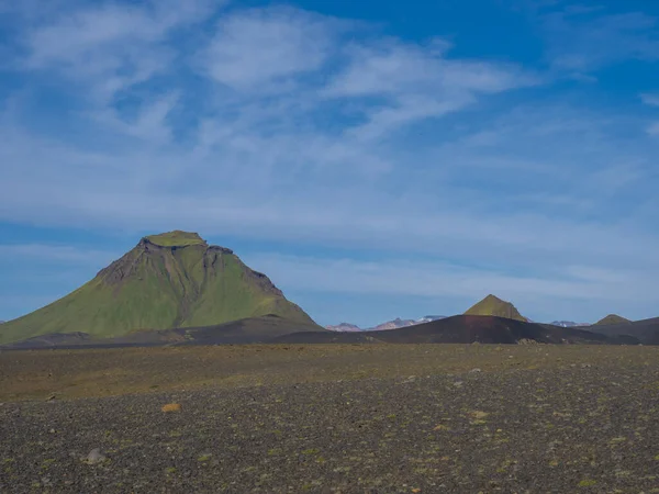 Zelená Hattafell hora a panorama Landmannalaugar barevné hory. Přírodní rezervace Fjallabak, Island. Letní den, modré nebe, kopírovací prostor. — Stock fotografie