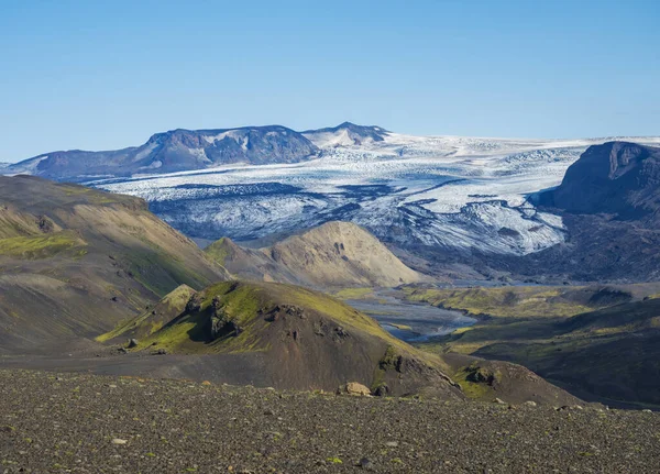 Paisagem islandesa com língua glaciar eyjafjallajokull, rio Markarfljot e colinas verdes. Reserva Natural de Fjallabak, Islândia. Verão céu azul — Fotografia de Stock