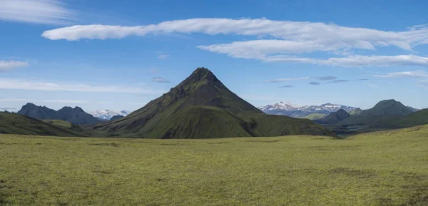 Panoramisch vulkanisch landschap van groene Stora-sula berg met Tindfjallajokull gletsjer, weelderig mos en blauw kreekwater op Laugavegur trek in het gebied van Fjallabak Nature Reserve, IJsland — Stockfoto