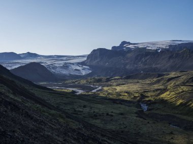 Göz jafjallajokull buzulu dili, Markarfljot nehri ve yeşil tepeli İzlanda manzarası. Fjallabak Doğa Koruma Alanı, İzlanda. Yaz masmavi gökyüzü
