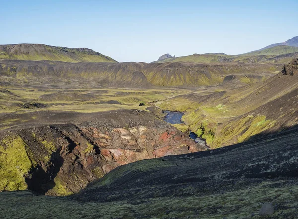 Paisaje islandés con cañón azul del río Markarfljot, colinas verdes y montaña unicornio Einhyrningur. Reserva Natural de Fjallabak, Islandia. Cielo azul de verano —  Fotos de Stock