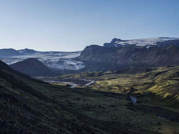Paisaje islandés con lengua glaciar eyjafjallajokull, río Markarfljot y verdes colinas. Reserva Natural de Fjallabak, Islandia. Cielo azul de verano —  Fotos de Stock